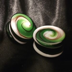 7'8 Green and White Gauges